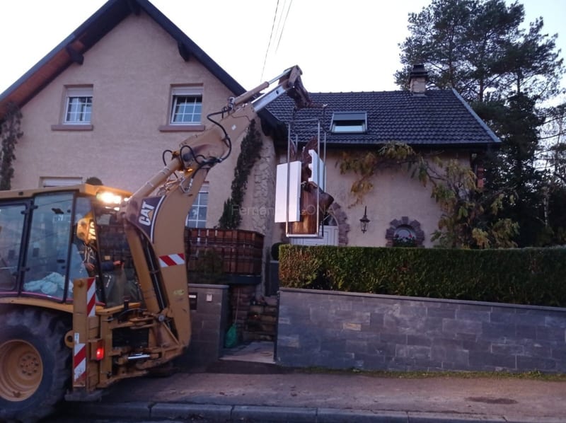 Il a fallu une grue élévatrice pour transférer la pièce monumentale de l'atelier à l'entrée de la maison.