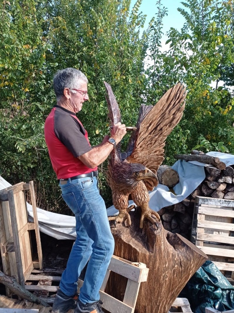 Fernand Olona lors des travaux de finition des ailes.
