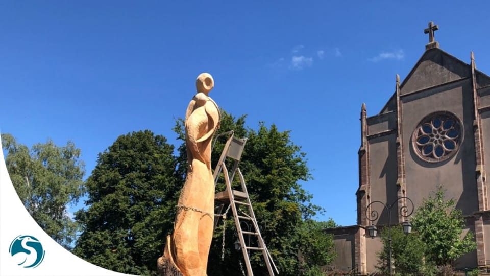 Illustration de « Un vieux cèdre transformé en œuvre d'art par le sculpteur Fernand Olona »